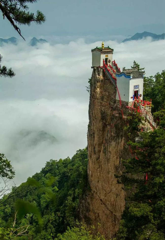 2. Núi Đại Vận ở Thiểm Tây là một công trình thu hút nhiều khách du lịch ghé đến. Ngoài ra nơi này còn được biết đến là nơi ngắm cảnh nguy hiểm nhất thế giới.