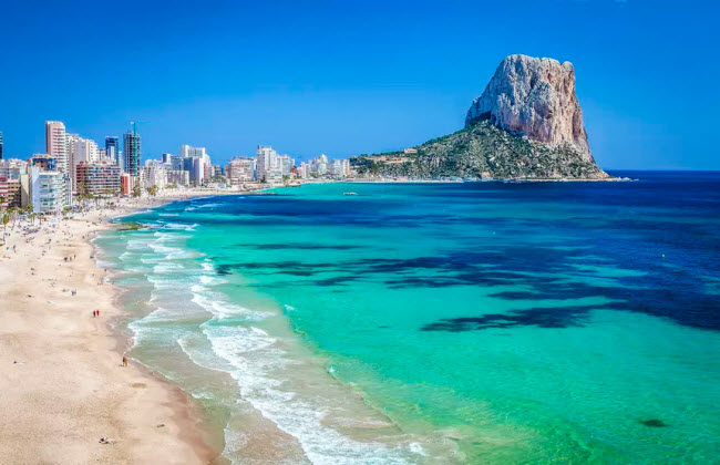 Costa Blanca, Tây Ban Nha: Vùng bờ biển ở miền đông nam Tây Ban Nha dài khoảng 150 km với vô số bãi biển và vịnh đẹp. Du khách cũng có thể chiêm ngưỡng phong cảnh núi, lâu đài và các pháo đài cổ dọc bờ biển.