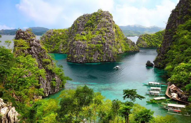 Palawan, Philippines: Với hơn 1.000 hòn đảo lớn nhỏ, quần đảo Palawan có bờ biển dài bao gồm các rạn san hô, bãi biển cát trắng và hang động đá cẩm thạch đen.
