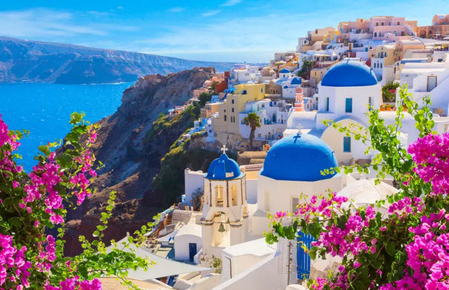 Santorini, Hi Lạp: Tất cả mọi người đều mong muốn được ngăm khung cảnh hoàng hôn trên đảo Santorini ít nhất một lần trong đời. Những ngôi nhà tường trắng và mái vòm màu xanh đã khiến nơi đây trở thành điểm chụp ảnh lý tưởng.
