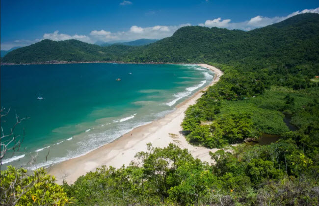 Costa Verde, Brazil: Kéo dài từ thành phố Rio de Janeiro tới São Paulo dọc bờ biển phía đông nam Brazil, Costa Verde gây ấn tượng với những dãy núi hùng vĩ và  phong cảnh đẹp.