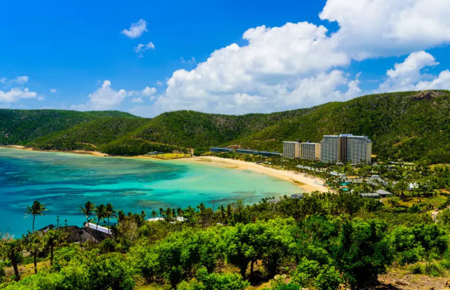 Đảo Hamilton, Australia: Là hòn đảo lớn nhất trên quần đảo Whitsunday ở ngoài khơi bờ biển Queensland, nhưng Hamilton chỉ có khoảng 1.000 cư dân. Nơi đây có phong cảnh đẹp và thời tiết ấm áp. Du khách có thể khám phá các rạn san hô, rừng nhiệt đới và các bãi biển cát trắng.