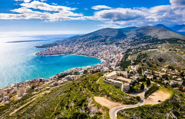 Albanian Riviera, Albania: Nằm dọc bờ biển đông bắc Albania, Albanian Riviera gây ấn tượng với những lâu đài cổ, bãi biển hoang sơ, cánh đồng cam và ô liu cũng như các ngôi làng truyền thống vùng Địa Trung Hải.
