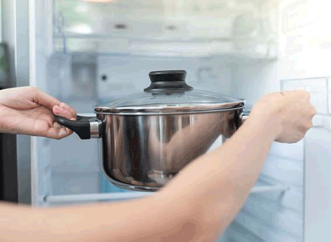 2. Bảo quản thực phẩm còn nóng vào ngăn mát tủ lạnh: Thói quen này không chỉ khiến vi khuẩn salmonella có thể làm hỏng thức ăn đã chế biến mà còn ảnh hưởng đến các thực phẩm tươi sống khác như rau, trứng, sữa...
Cách khắc phục: Nên để các món ăn đã chế biến nguội bớt ở nhiệt độ phòng, tối đa là sau 2 giờ sẽ bảo quản trong tủ lạnh.