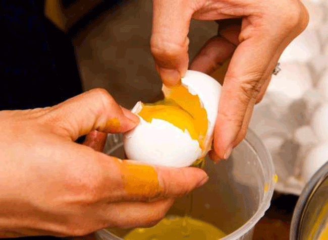 5. Đập trứng vào miệng bát: Rất nhiều người có thói quen này nhưng không biết rằng, đập trứng vào miệng bát có thể khiến các bụi bẩn hoặc vỏ trứng lẫn vào món ăn. Hoặc cũng có thể khiến phần lòng trắng hoặc lòng đỏ nhỏ giọt xuống mặt bàn.
Cách khắc phục: Nên đập trứng vào một bát con riêng biệt, kiểm tra kỹ xem có bị lẫn vỏ trứng hay bất cứ thứ gì khác không rồi mới them vào một cái bát lớn.