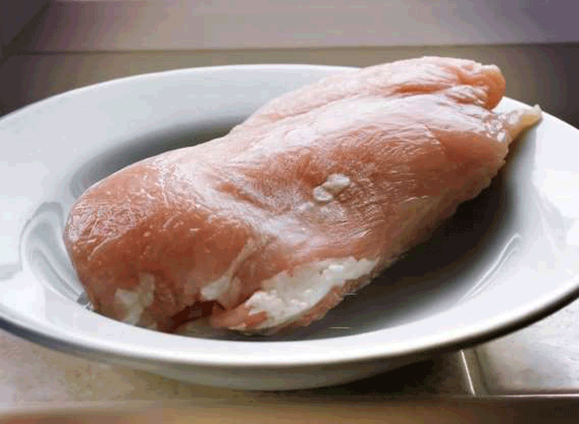 7. Rã đông thực phẩm ngoài nhiệt độ thường: Không nên rã đông thực phẩm ở nhiệt độ thường cũng như một khi đã rã đông không nên cấp đông trở lại.
Cách khắc phục: Nên chia nhỏ thực phẩm trước khi cấp đông và để rã đông trong ngăn mát tủ lạnh.