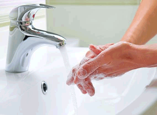 8. Rửa tay không đủ lâu hoặc sai cách: Rửa tay là một trong những cách tốt nhất để ngăn chặn sự lây lan mầm bệnh từ thực phẩm.
Cách khắc phục: Rửa sạch trước và trong khi nấu, đặc biệt là sau khi chạm vào thịt và gia cầm sống. Chuyên gia y tế khuyến nghị, rửa tay ít nhất 20 giây trong xà phòng và nước ấm để loại bỏ tối đa vi khuẩn có hại.