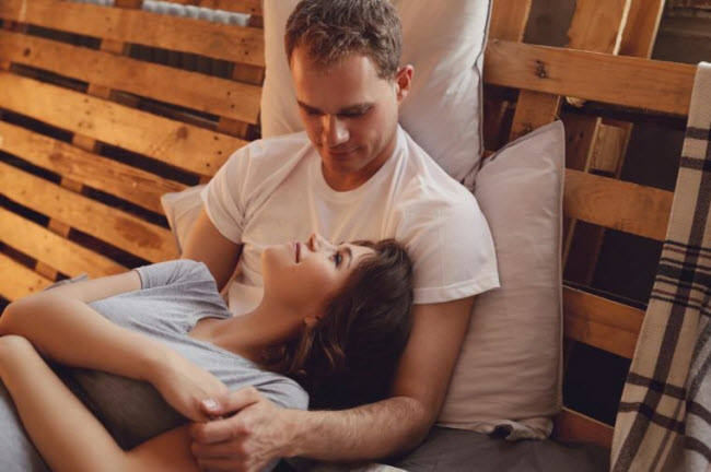 Chia sẻ chuyện vui buồn trong ngày: Để vun đắp tình cảm thân mật trong quan hệ vợ chồng, các cặp đôi nên chia sẻ cho nhau về những chuyện vui hay buồn mà họ gặp trong ngày. Điều này sẽ để lại cảm xúc sâu đậm trong não và tim của mỗi người.