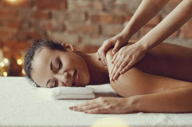 Đánh thức các giác quan: Chúng ta có 6 giác quan và việc đánh thức tất cả các giác quan này có tác dụng hâm nóng “chuyện ấy” rất hiệu quả. Bạn có thể chọn một giác quan để hấp dẫn người bạn đời. Ví dụ: mở một bài hát trữ tình và liếc nhìn vào mắt đối phương hay mát-xa toàn bộ cơ thể cho nhau.