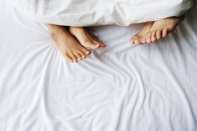 Mang những điều mới lạ lên giường: Các cặp vợ chồng có thể thử đổi vai trò cho nhau bởi vì điều đó luôn mang lại cảm giác tươi mới và thú vị trong đời sống tình dục.