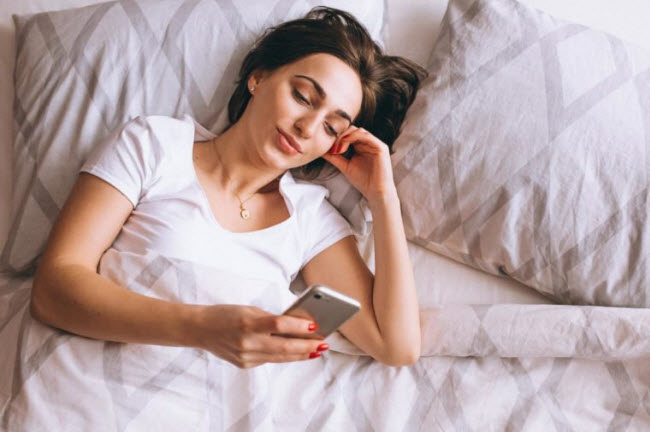 Tăng cường nhắn tin tình cảm: Hãy dùng những từ ngữ hay hành động để cho người bạn đời biết rằng bạn đang muốn “yêu”. Bạn có thể thực hiện điều này bằng cách nhắn tin, đụng chạm hay đơn giản là đề nghị làm “chuyện ấy”.