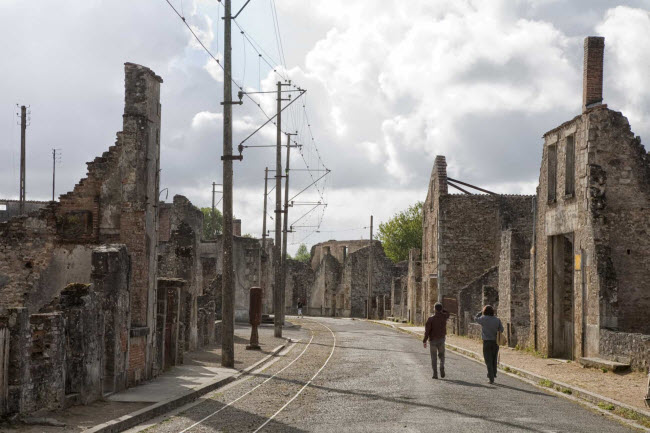 Oradour-sur-Glane, Pháp: Thị trấn chứng kiến cuộc thảm sát của phát xít Đức vào năm 1944, khiến 642 cư dân thiệt mạng. Sau đó, chính phủ Pháp đã bảo tồn ngôi làng như một di tích lịch sử.