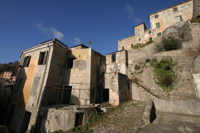 Balestrino, Italia: Thị trấn bỏ hoang ở Liguria cách thành phố Genoa khoảng 70 km về phía tây nam. Do động đất và những bất ổn về địa chất, các cư dân cuối cùng đã rời bỏ thị trấn vào những năm 1950.