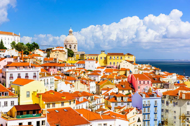 Bồ Đào Nha: Khi du khách lựa chọn sống tại những thành phố lớn như  Lisbon và Porto hay vùng Algarve. Với chi phí sinh hoạt thấp nhất ở Tây Âu, hệ thống y tế tốt và thời tiết ấm áp, Bồ Đào Nha là điểm dưỡng già lý tưởng.