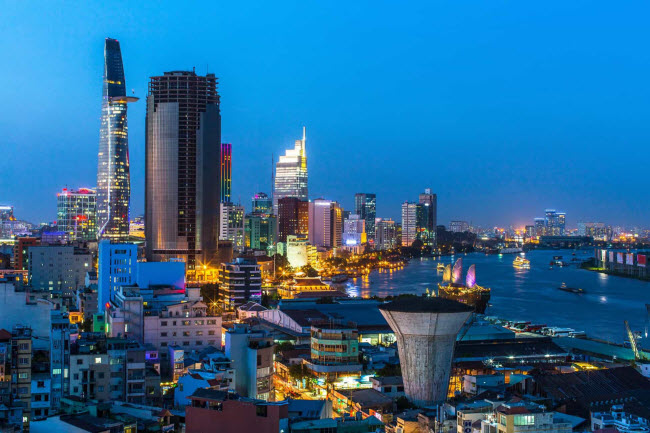 Người dân Việt Nam rất thân thiện và hệ thống chăm sóc y tế ở đây cũng rất tốt. Hà Nội và Thành phố Hồ Chí Minh là hai địa điểm có chi phí đắt đỏ nhất, nhưng vẫn rất rẻ so với mức sống ở phương Tây.