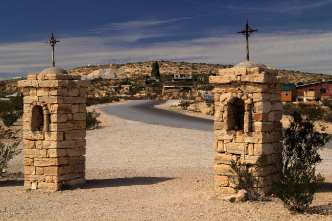 Terlingua, Mỹ: Thị trấn từng là nơi sinh sống của những công nhân khai thác bạc, nhưng đến năm 2010, dân số ở đây chỉ còn 58 người. Hiện tại, Terlingua là thị trấn “ma” thu hút nhiều du khách nhất ở bang  Texas, cho dù nơi đây chỉ còn những chiếc ô tô hỏng, nhà thờ cũ và nghĩa địa.