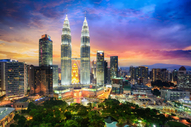 Malaysia: Quốc gia Đông Nam Á có các thành phố lớn, bãi biển, rùng nhiệt đới nhiều hòn đảo đẹp.  Tiếng Anh được sử dụng rộng rãi ở Malaysia, nên những người không gặp khó khăn khi sống tại đây.