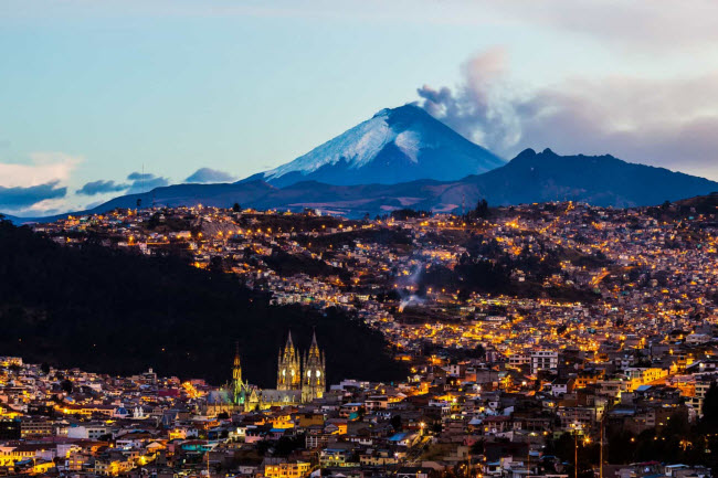Ecuador: Khí hậu ở  Ecuador thực sự tuyệt vời, đặc biệt ở những vùng ven biển và vùng núi Andes. Chi phí sinh hoạt ở đây cũng rất hợp lý. Giá thuê căn hộ và vé tàu xe cực kỳ rẻ.