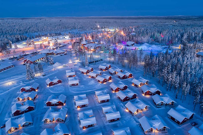 2. Có lẽ mọi người đã từng nghe đến Santa Claus (ông già Noel), ông ấy sống ở Phần Lan và Rovaniemi thực sự là quê hương của nhân vật này.