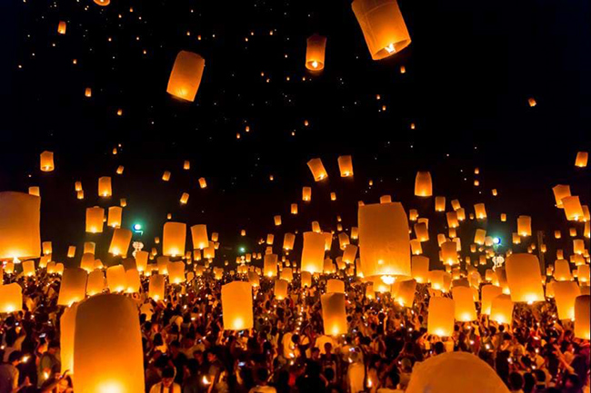 Chiang Mai, Thái Lan: Hãy đến và trải nghiệm cảnh tượng hấp dẫn này khi hàng nghìn du khách và người dân địa phương tụ tập trên bờ sông Mae Ping để thắp sáng những chiếc đèn lồng bằng giấy, tượng trưng cho hy vọng và sự đổi mới trong năm tới.