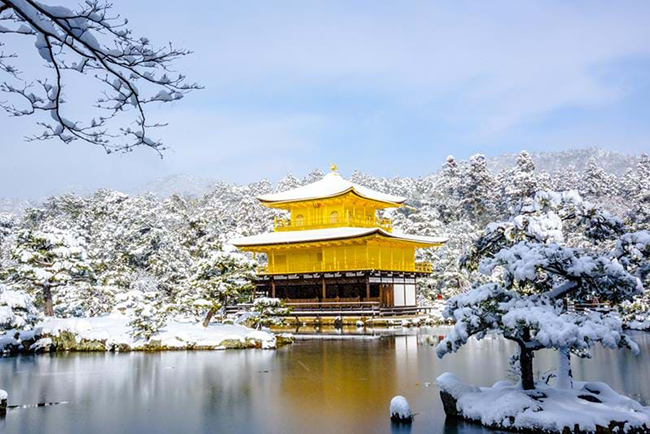 Kyoto, Nhật Bản: Để có trải nghiệm truyền thống thực sự, hãy cùng người dân địa phương tổ chức lễ "Hatsumode", một phong tục hằng năm quan trọng được tổ chức tại các ngôi đền của thành phố, nơi các gia đình tụ tập để lắng nghe tiếng chuông chùa đầu tiên của năm.