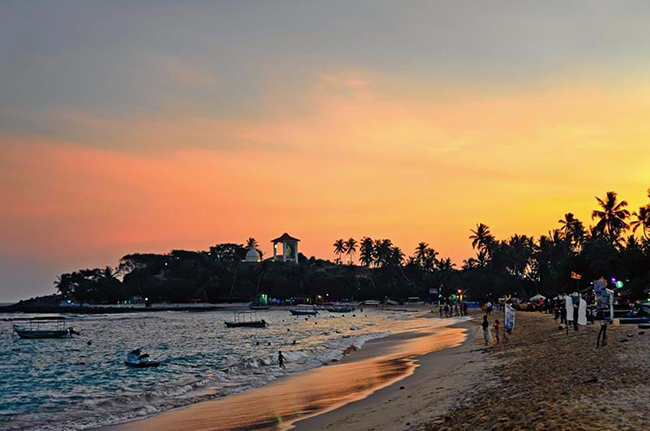 Unawatuna, Sri Lanka: Tiệc tùng trên bãi biển ở Sri Lanka khiến du khách cảm thấy thực sự thú vị, nhất là vào dịp đón năm mới. Trên bãi biển tuyệt đẹp, hãy chuẩn bị những bộ quần áo sặc sỡ, gậy phát sáng và đặt một chiếc bàn trên cát để đón chào màn pháo hoa lúc nửa đêm.