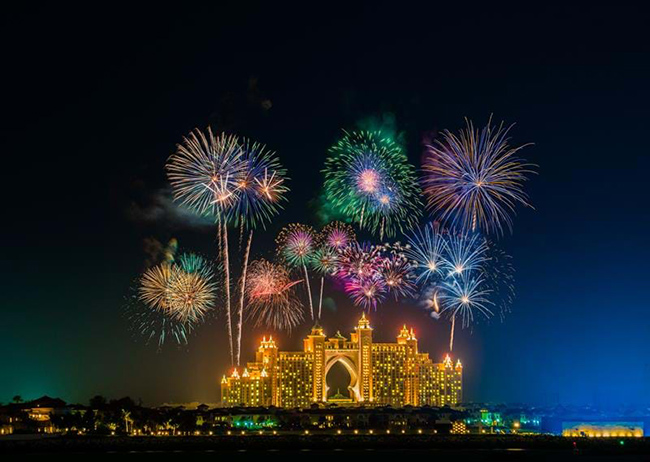 Dubai, UAE: Dubai là điểm đến không thể bỏ qua nếu bạn có ý định đón năm mới một cách sang chảnh vào đêm giao thừa, khi bãi biển đã trở thành một lễ kỷ niệm lớn ngoài trời với bối cảnh là Burj Khalifa tràn ngập ánh sáng và một trong những màn bắn pháo hoa hoành tráng nhất châu Á vào lúc nửa đêm.