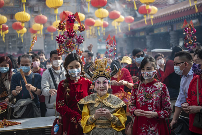 Hồng Kông: Sau thời điểm Giao thừa, dòng người đổ ra đường đón xuân và đi lễ chùa hoặc  thắp nhang cầu nguyện ở đền Wong Tai Sin.