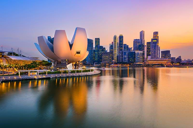 Singapore: Singapore là một điểm đến thực sự thú vị, thành phố này có các tiết mục chào năm mới ấn tượng tại cầu Esplanade và Padang. Nếu bạn muốn có một trải nghiệm ngoạn mục hơn, hãy lên vòng đu quay cao nhất thế giới - Singapore Flyer để xem lễ hội nhộn nhịp đang diễn ra bên dưới.
