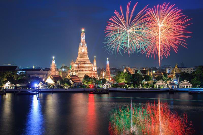 Bangkok, Thái Lan: Bangkok là một nơi hấp dẫn để ghé thăm vào bất kỳ thời điểm nào trong năm, với sự kết hợp tuyệt vời giữa những ngôi đền lịch sử và nhiều quán bar, khách sạn cực kỳ hiện đại quyến rũ du khách từ khắp nơi trên thế giới.