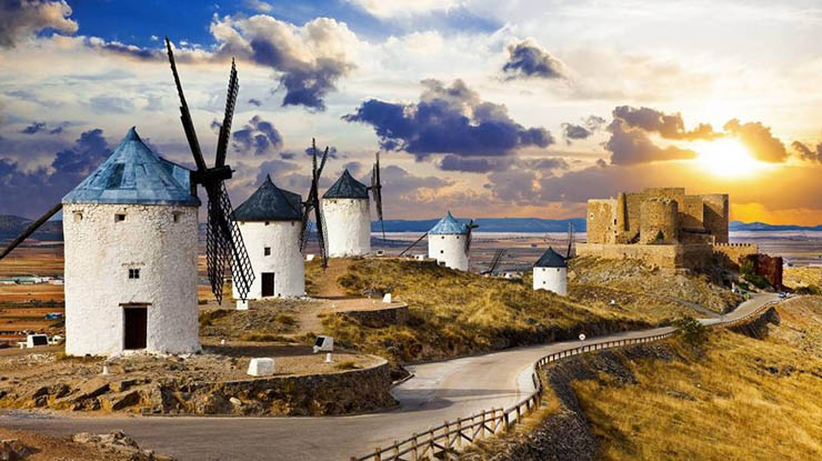 11. Nếu đứng từ trên đỉnh núi, bạn sẽ nhìn thấy tầm nhìn tuyệt đẹp của nơi này. Những vùng đất bao quanh thị trấn nhỏ tạo nên khung cảnh rất nên thơ.