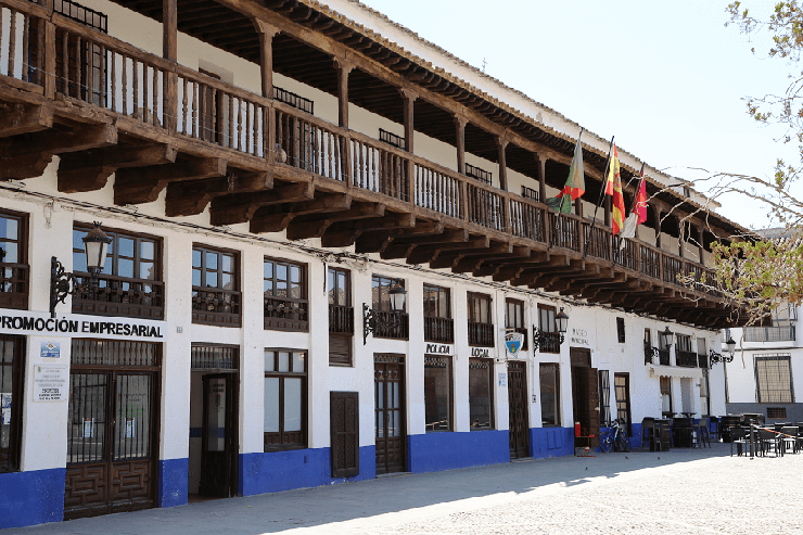 13. Nhà thờ San Juan Bautist được xây dựng theo phong cách Mudejar vào năm 1567. Nơi này có mặt bằng hình chữ thập Latinh, có mái vòm hình tứ giác, các lối vào ở bên hông và được xây bằng đá và gạch.