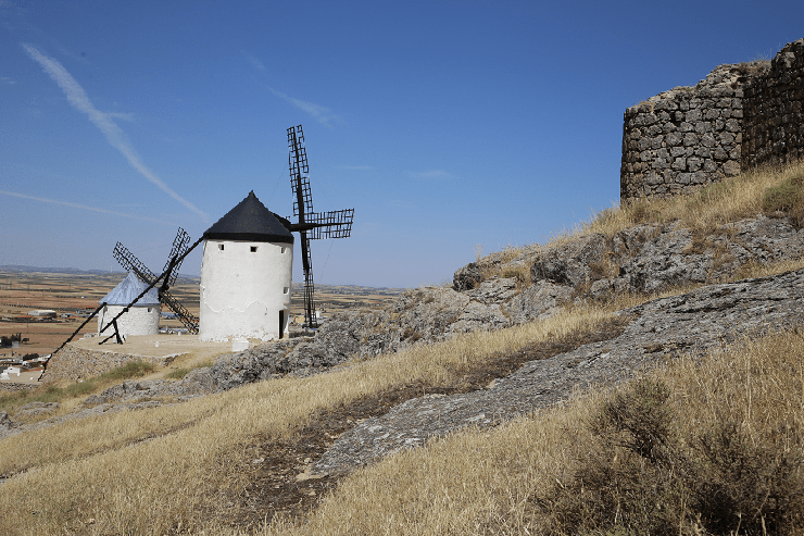 4. Năm 1980, những chiếc cối xay gió ở đây đã ngừng hoạt động, hầu hết trong số chúng không còn hoạt động đúng với mục đích của nó.