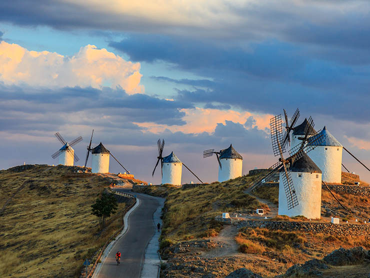 5. Chỉ vài trong số đó vẫn còn hoạt động, điều này thu hút nhiều du khách lặn lội từ đường xa đến chỉ để xem những chiếc cối xay gió này xay như thế nào.