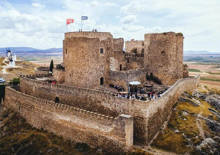 7. Ngoài những chiếc cối xay gió, khi đến nơi này bạn còn có thể ngắm những lâu đài cổ kính, hiện vẫn đang được tiến hành trùng tu.