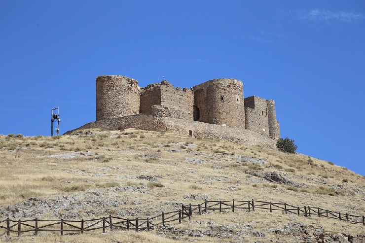 8. Nếu muốn đến đây, bạn cần bắt xe buýt từ Toledo hoặc Madrid. Nhưng, thật không may, những chiếc xe buýt này rất hiếm, vì thế bạn cần phải biết trước về thời gian và địa điểm.