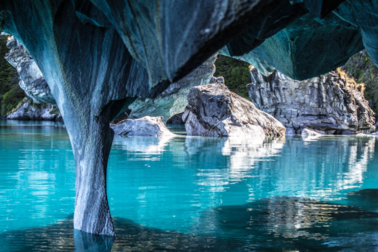 14. Có các chuyến phà từ Chile Chico sẽ đưa bạn đi băng qua hang động và đường hầm bên trong.