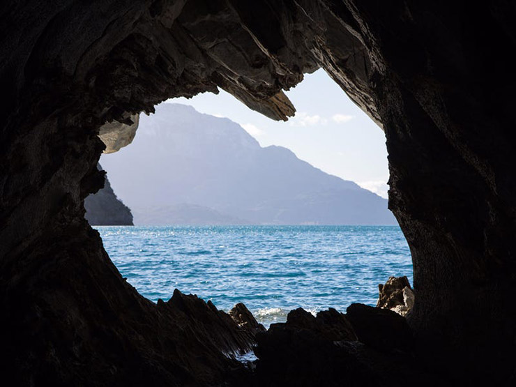 2. Hồ General Carrera phản chiếu màu xanh của nước biển và đá sappire cùng màu xám của những bức tường đá.