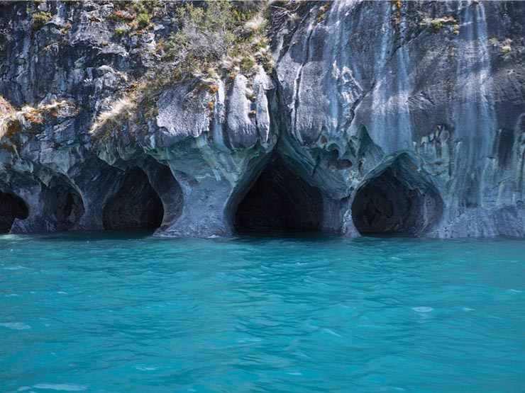 3. Mặc dù nơi này trông như nhân tạo nhưng thực tế động đá cẩm thạch này chỉ là sự kết hợp hoàn hảo giữa ánh sáng mặt trời, màu xanh ngọc của nước lấp lánh và những bức tường đá.