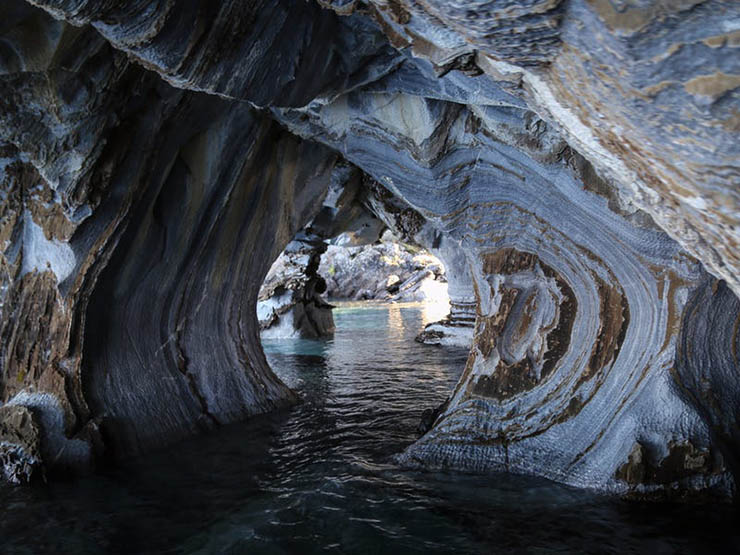 4. Các hang động bằng đá cẩm thạch này còn được gọi là “nhà thờ đá cẩm thạch”, được hình thành trong suốt 6.000 năm khi sóng vỗ bào nhẵn bề mặt đá.