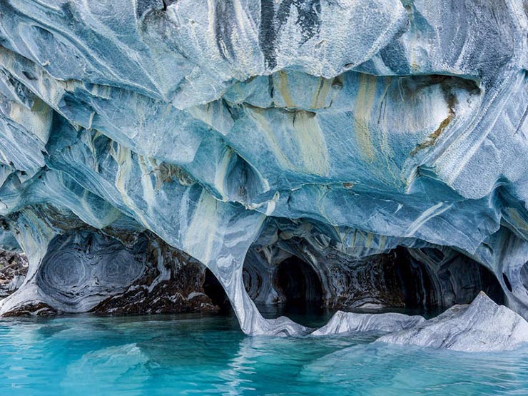 5. Sóng cuốn trôi canxi cacbonat, hình thành các lốc xoáy trên các bức tường, kết hợp với sự phản chiếu màu sắc của hồ nước đã tạo nên một hiệu ứng tuyệt đẹp.