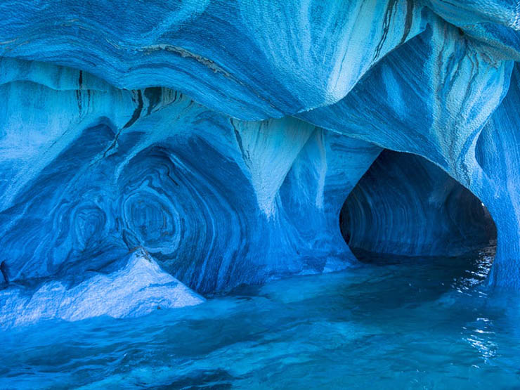 7. Vào mùa xuân, vùng nước nông sẽ phản chiếu ánh sáng màu xanh ngọc lam lên các bức tường.