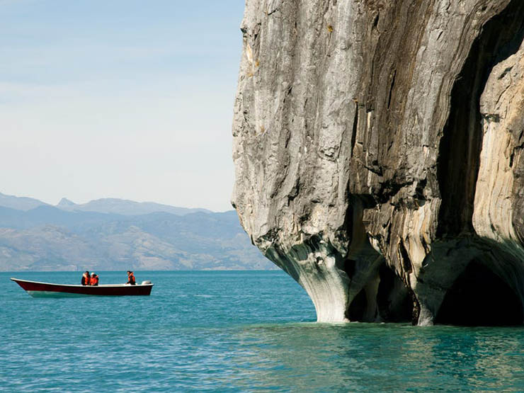 8. Vào mùa hè, khi các dòng chảy tăng lên do băng tan, nước dân cao, tạo ra màu xanh ngọc bích.