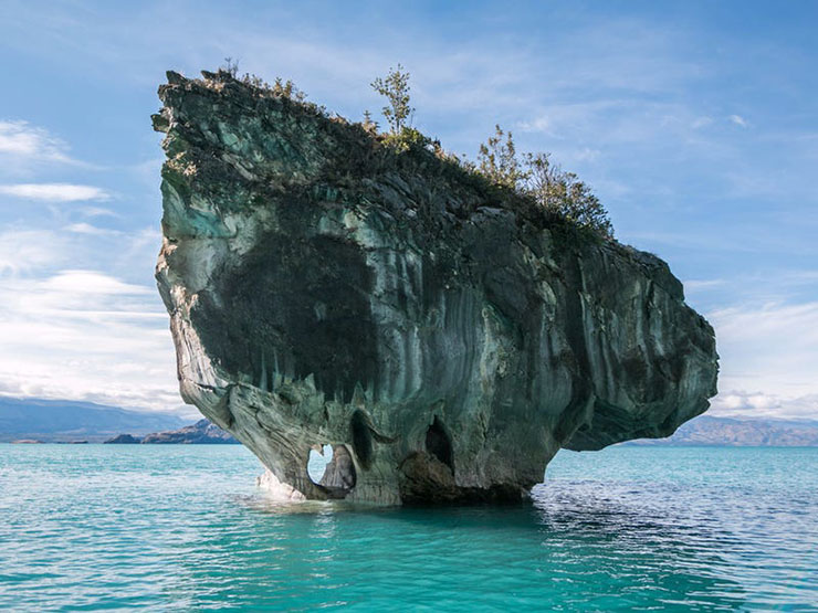 9. Để đến được đây chỉ có thể di chuyển bằng thuyền, mỗi chuyến tham quan dao động từ 15 – 17$ (300.000 – 400.000 đồng).