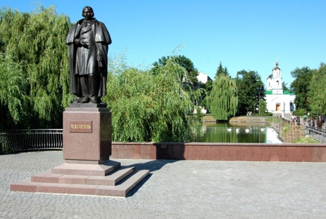 Myrhorod: Myrhorod là một trong những điểm du lịch nổi tiếng ở Ukraine, được biết đến với các suối ngầm tự nhiên và đặc tính khoáng chất chữa bệnh của chúng. Thành phố này nằm trên sông Khorol, du khách đến đây ngoài trải nghiệm sảng khoái khi tắm khoáng còn được thưởng thức chèo thuyền trên sông Khorol.