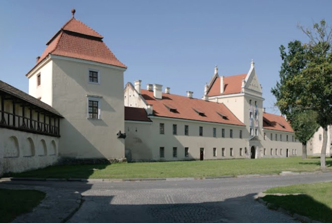 Zhovkva: Thành phố Zhovkva được biết đến là thành lập vào thế kỷ 16 ở Ukraine và bao gồm một loạt các viên ngọc lịch sử như nhà thờ Saint Lawrence, nhà thờ Holy Trinity và Lâu đài Zhovkva cổ kính.