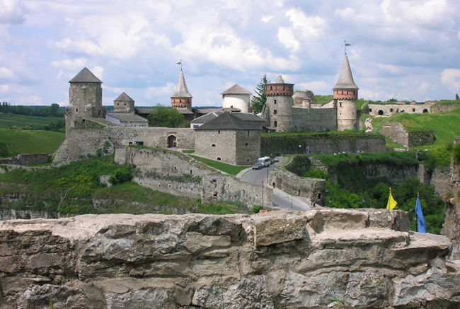 Kamianets-Podilskyi: Thành phố tuyệt vời này bao gồm một loạt các di tích cổ kính, tuyệt đẹp như các nhà thờ ấn tượng, lâu đài cổ và các công sự nổi bật. Bạn cũng có cơ hội khám phá các khu chợ Ba Lan và Armenia tại thành phố hấp dẫn này.