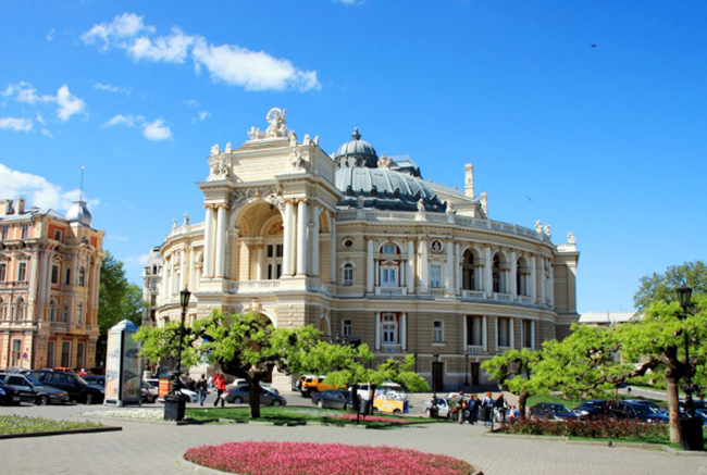 Odessa: Odesa, nổi tiếng với biệt danh "Hòn ngọc của Biển Đen", là thành phố lớn thứ 3 ở Ukraine. Bạn có thể khám phá những bãi biển đầy cát mịn, vùng nước tuyệt vời, đặc biệt là tại bãi biển Lanzheron và có trải nghiệm thú vị khi chiêm ngưỡng mặt trời tại nơi rực rỡ này.