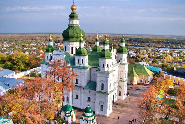 Chernihiv: Đến Ukraina bạn đừng quên ghé thăm Chernihiv, một trong những thành phố cổ nhất có từ thế kỷ thứ 7 ở Ukraine. Thành phố này nằm trên bờ sông Desna và nổi bật nhất là nhà thờ Catherine có mái vòm vàng rất lộng lẫy.