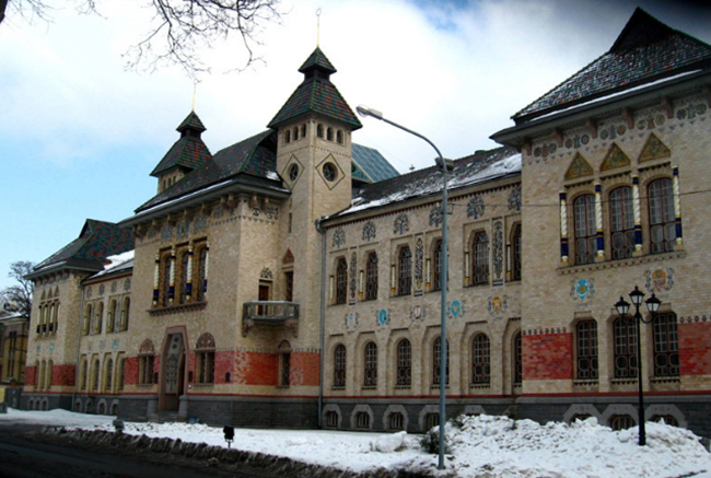 Poltava: Thành phố này nổi tiếng với lịch sử trận chiến lịch sử thế kỷ 18 giữa Sa hoàng Nga Peter I và Cossacks. Bạn có thể tìm thấy ở đây một số di tích quân sự ngoạn mục, chẳng hạn như khu bảo tồn Chiến trường Poltava, Cột Vinh quang tuyệt đẹp và Công viên Tháng Mười nổi tiếng.